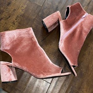 Host Pick😼Pink faux suede heels/booties